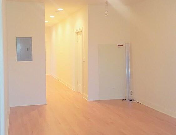 4th image of 4867 N Washtenaw Ave #2F