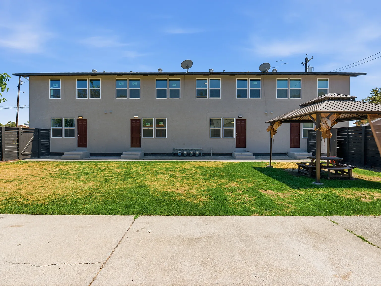 3 bed, 1100 sqft, $1,945 — Photo 4