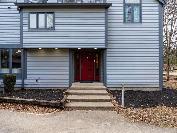 4th image of 3730 Capilano Dr