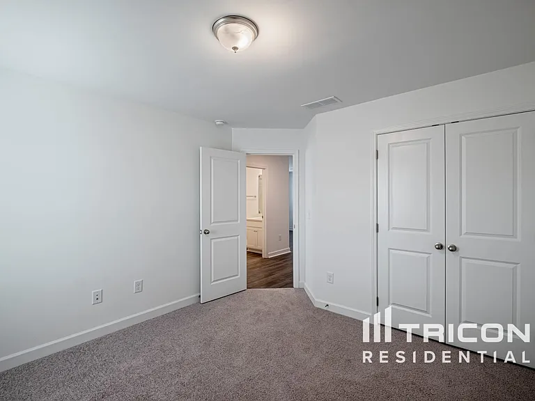 Tricon East Ridge — Photo 22
