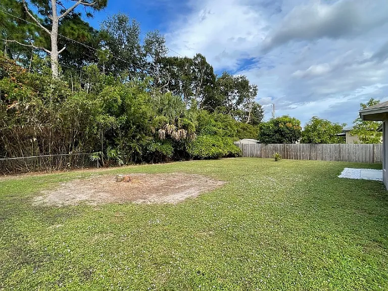 517 SW Paar Dr — Photo 2