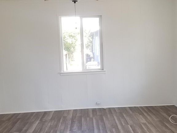3rd image of 11921 Menlo Ave APT A