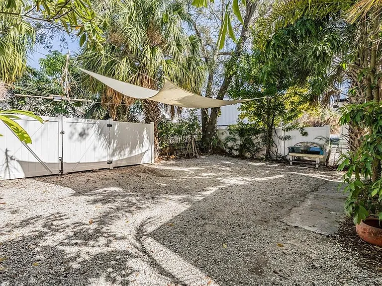 2325 W Green St — Photo 10