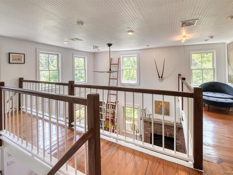 733 Herricks Ln — Photo 11