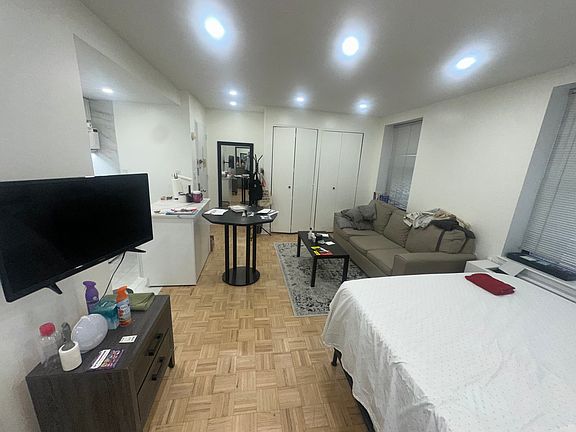 5th image of 150 W 51st St Unit 22003