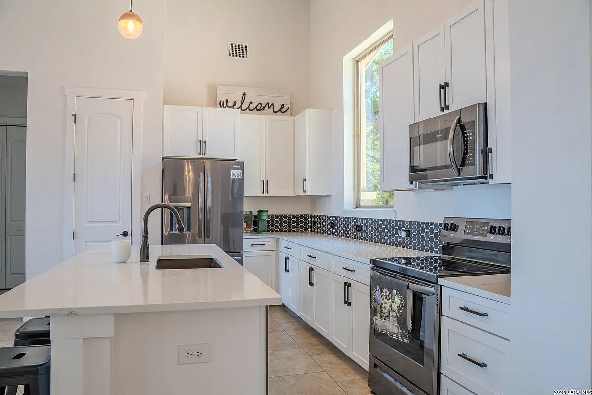 4 bed, 2.0 bath, 2125 sqft, $3,900 — Photo 2
