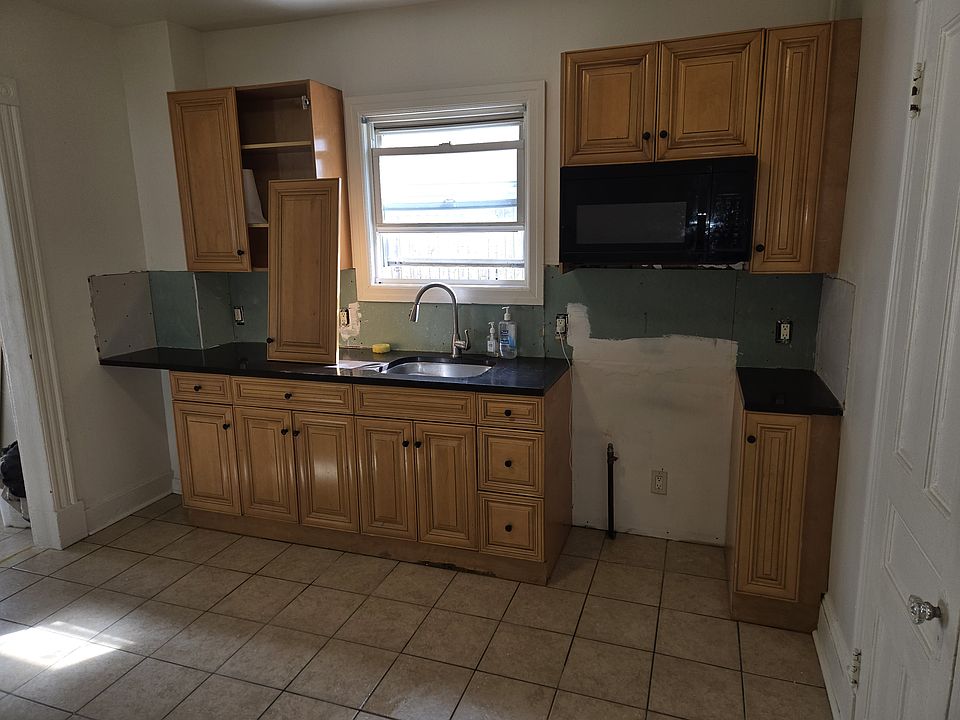 Kitchen: New backsplash and stove to be installed