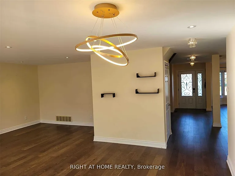 1080 Glenashton Dr #UPPER — Photo 9