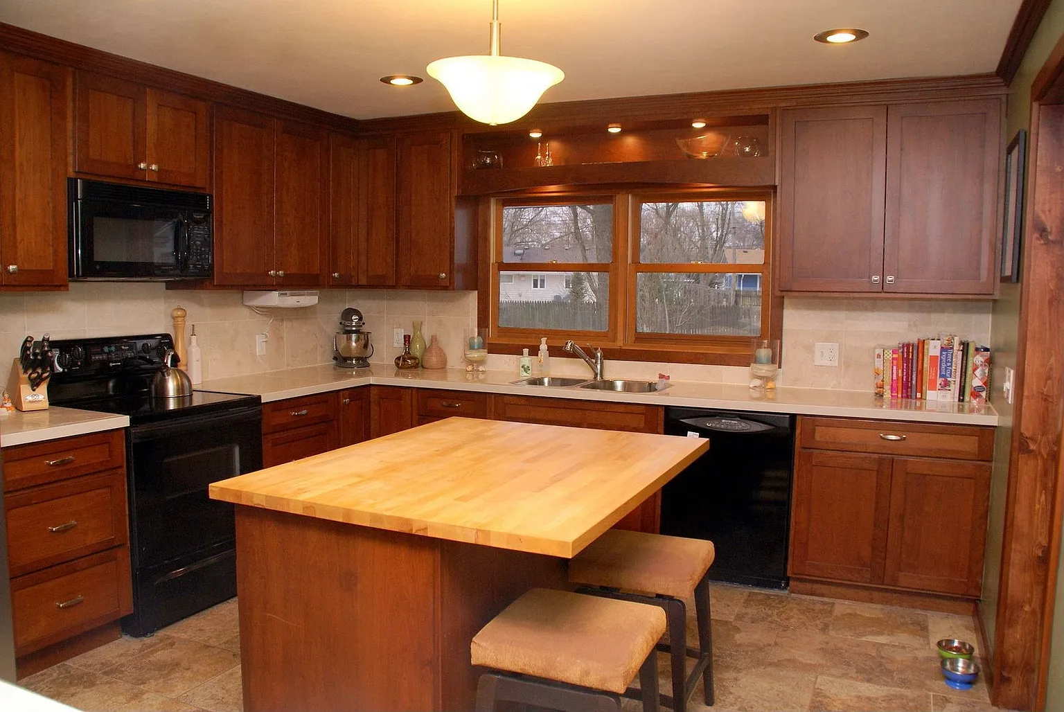 1411 Cambridge Dr photo 1
