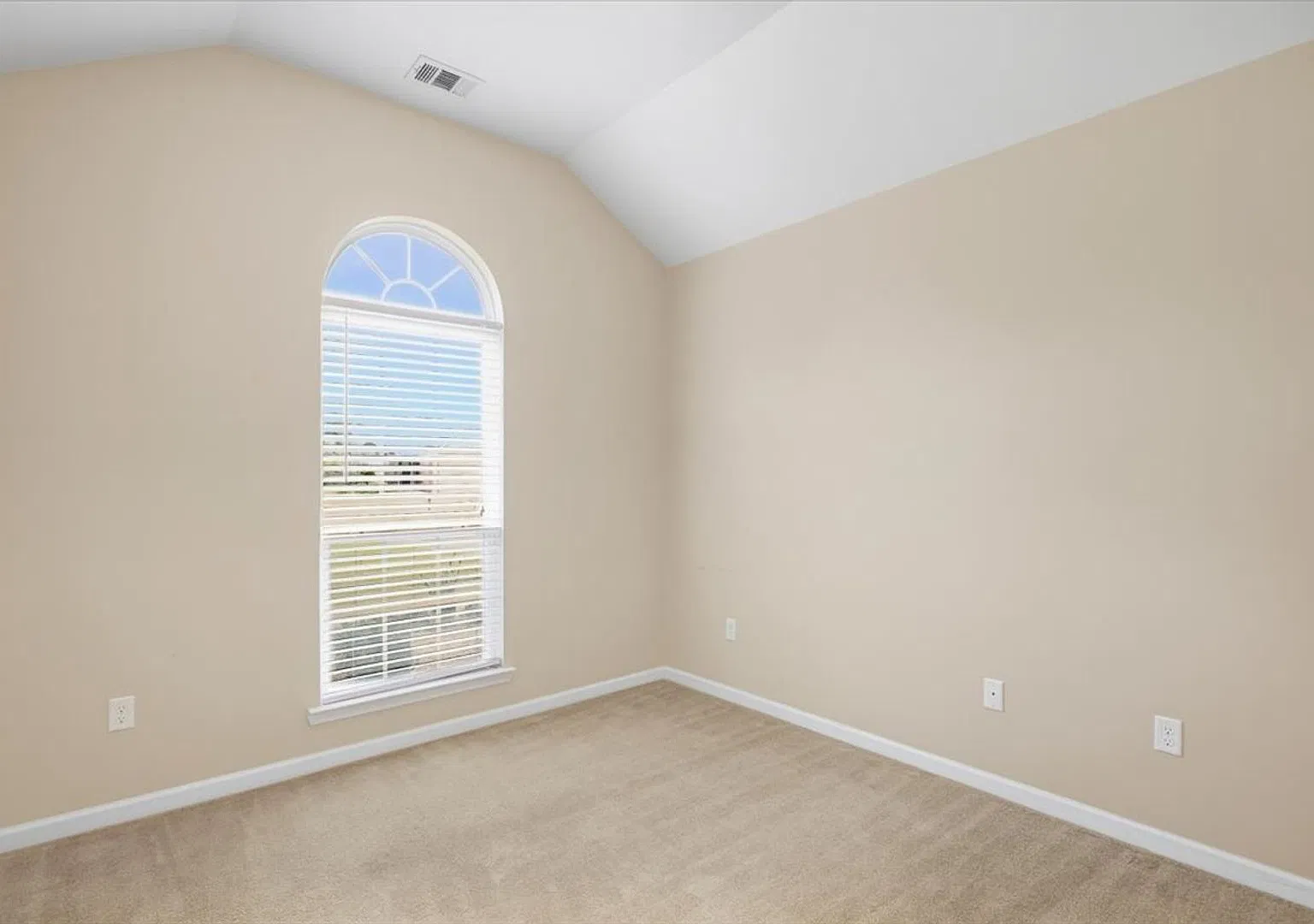 Spacious 3BR-2BA Pet-Friendly Home - Single-Story Living - Convenient Savannah Location — Photo 2