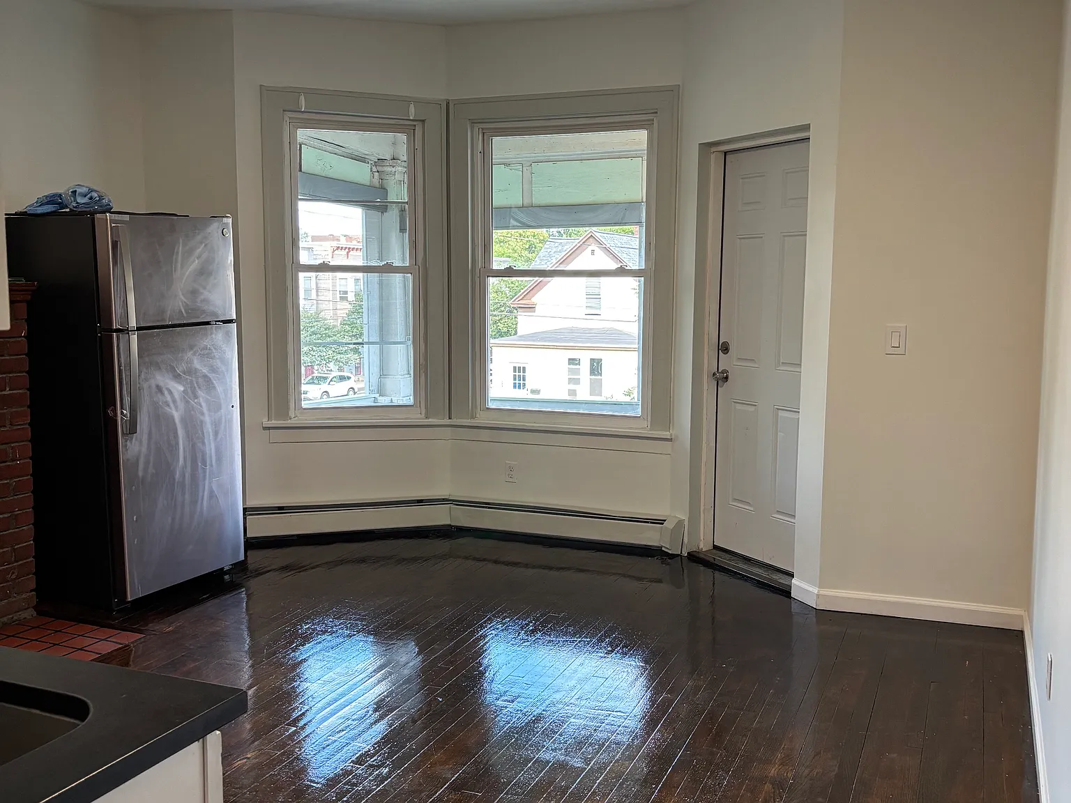 5 bed, 1500 sqft, $2,400 — Photo 2