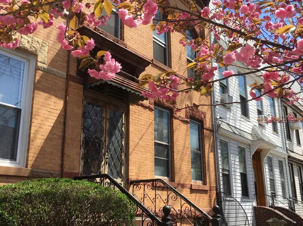 7437 64th Pl, Glendale, NY 11385