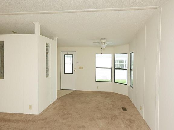 4th image of 448 Papaya Cir