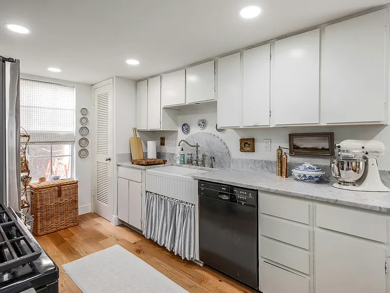 3511 Westchester Ave #102 — Photo 14