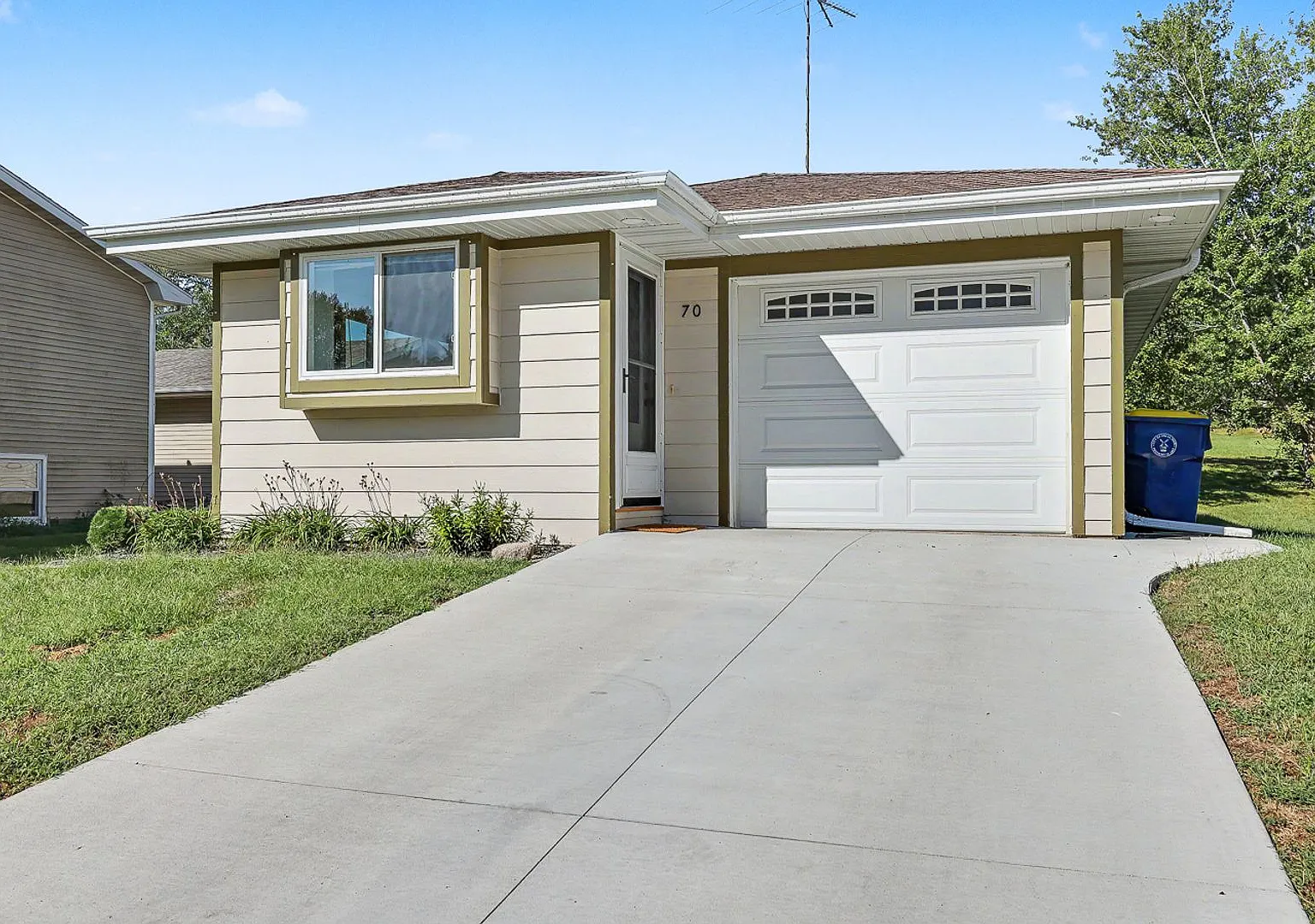 Rent: Cute 3 Bedroom Home — Photo 3