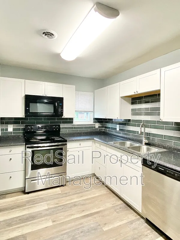 3 bed, 1.5 bath, 1248 sqft, $1,695 — Photo 1