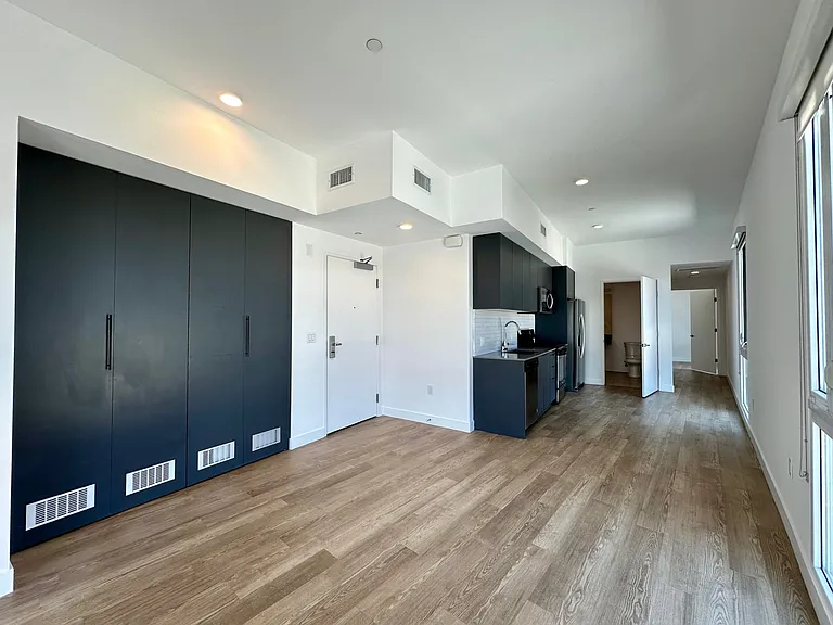 5300 W Adams Blvd #302 — Photo 2