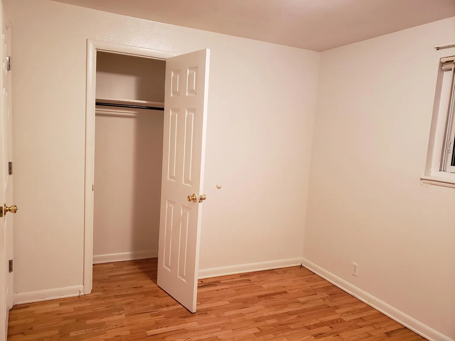 1902 Oakwood Dr — Photo 4