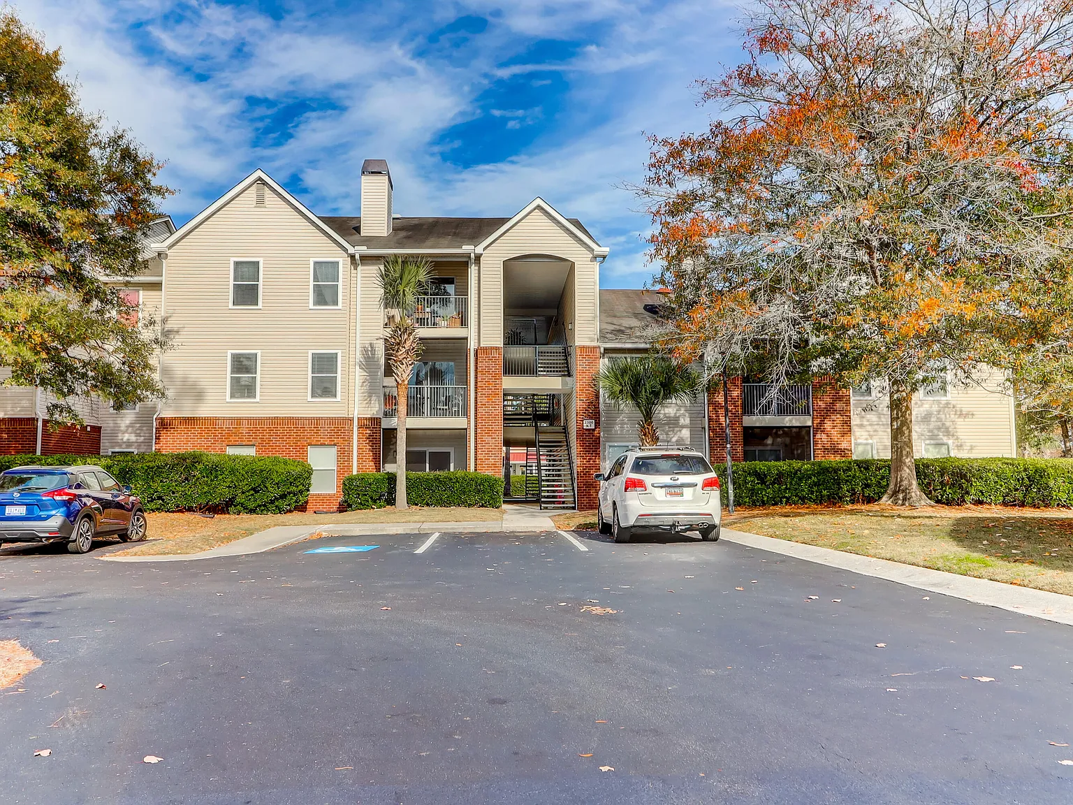 3 bed, 2.0 bath, 1329 sqft, $2,450 — Photo 2