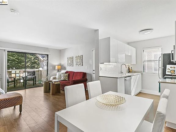 4th image of 56 Lakeshore Ct