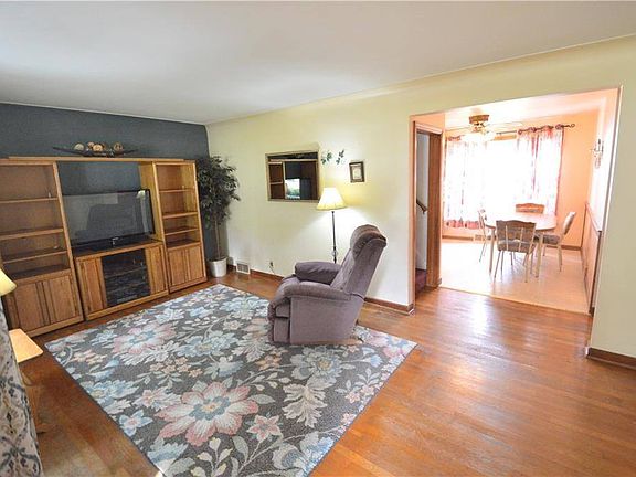 4th image of 412 Tudor Ln