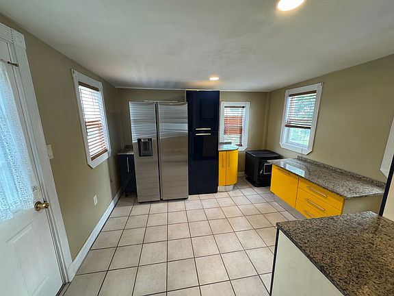 3rd image of 18 Plimpton Ave Floor 2