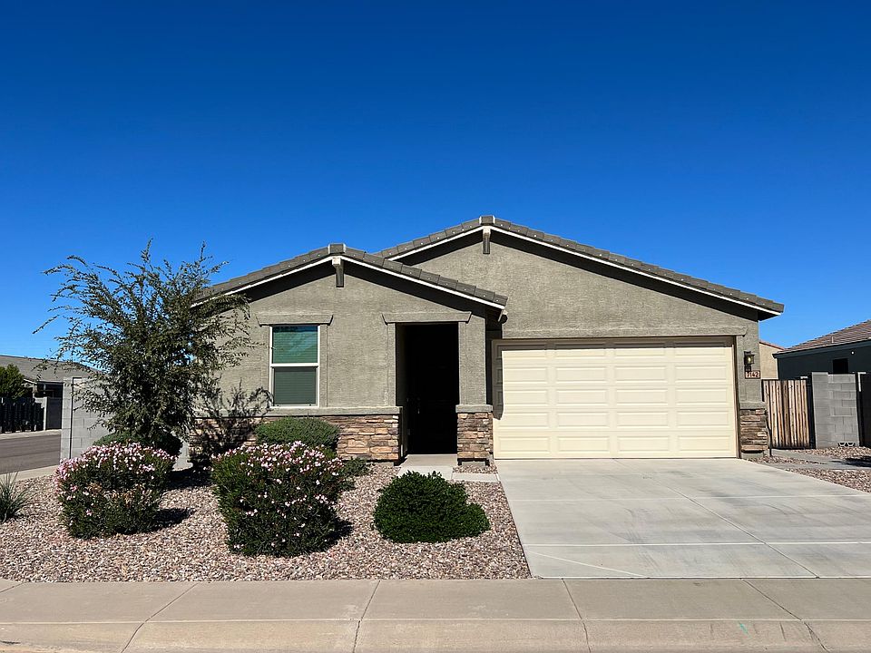 Welcome home! Corner lot with RV gate on the side