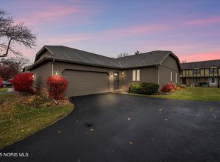 9 Meadowpond Dr, Perrysburg, OH 43551