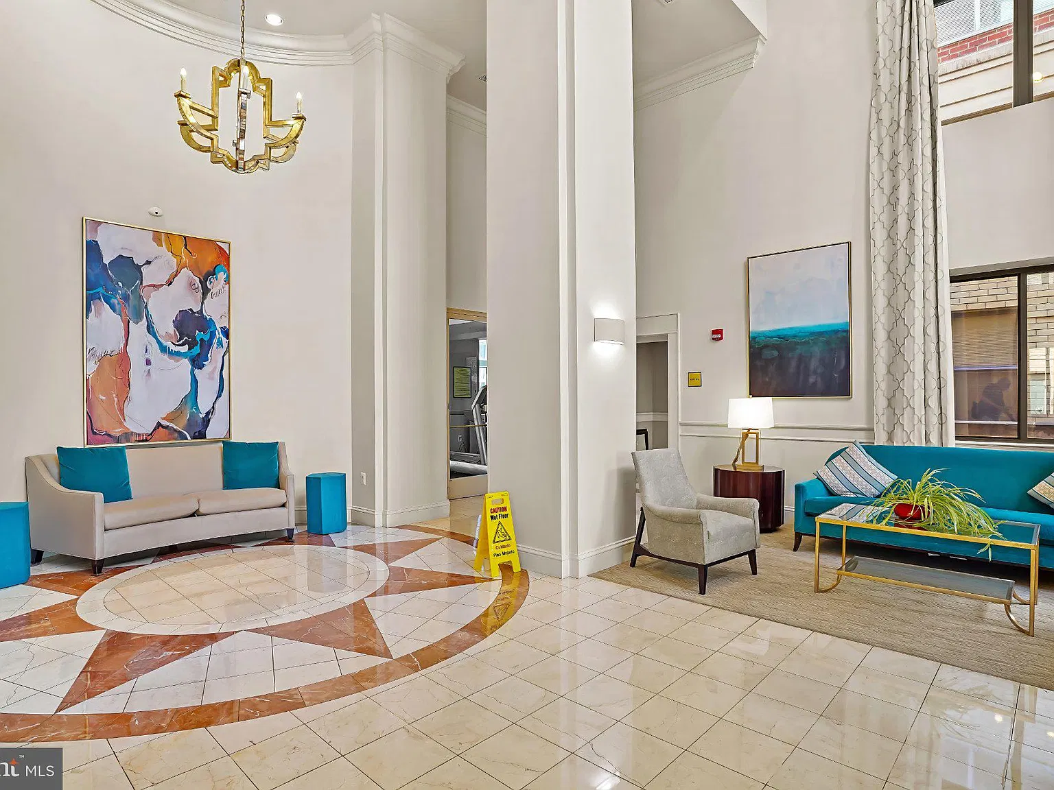 Lexington Square Condo — Photo 2