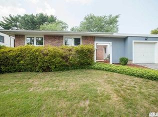 22 Country Dr, Plainview, NY 11803