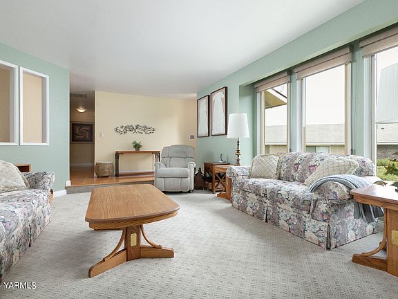 3rd image of 3009 Redwood Way