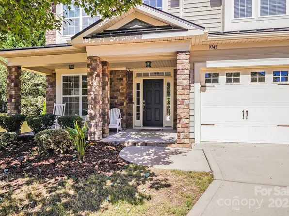 9745 Ridgeforest Dr, Charlotte, NC 28277