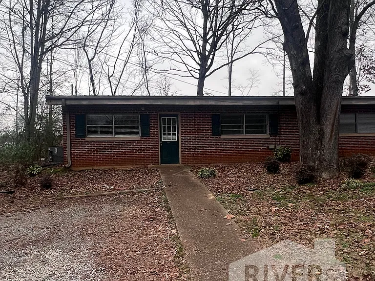 111 Parker Dr — Photo 2