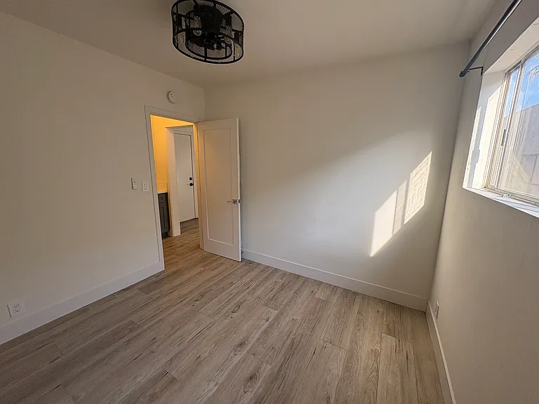 2176 Venice Blvd #11 — Photo 12