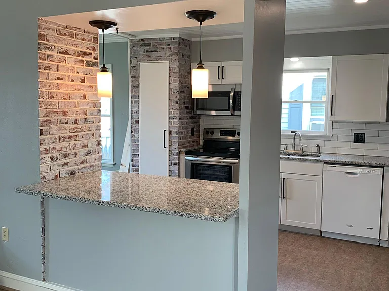 127 W Caracas Ave — Photo 1