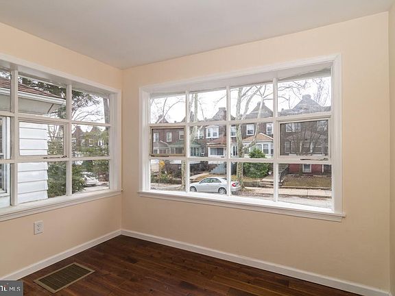 3rd image of 5917 W Oxford St