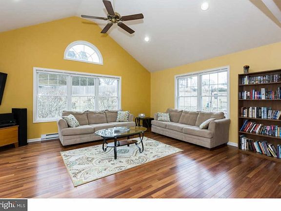 4th image of 34 Kristin Cir