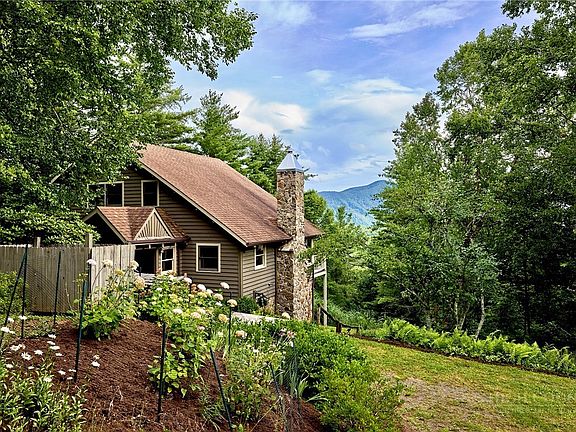 4th image of 1004 Wagon Road