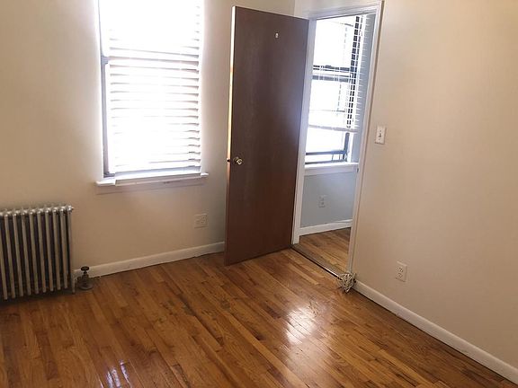 3rd image of 2335 31st St APT 3R