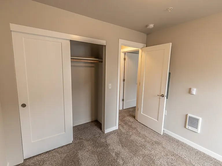 Evergreen Valley Apartments — Photo 27