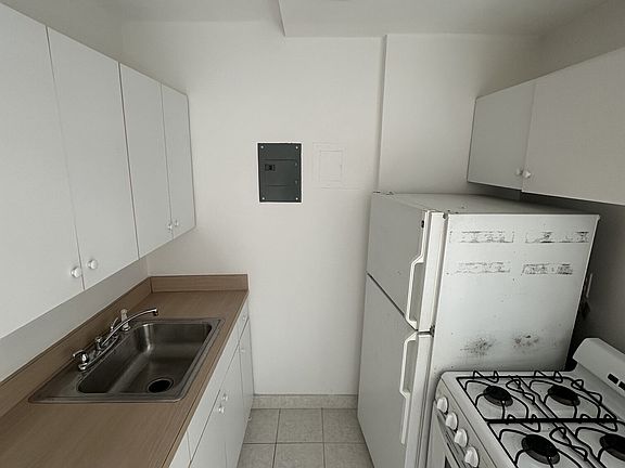 5th image of 940 25th St NW #103S