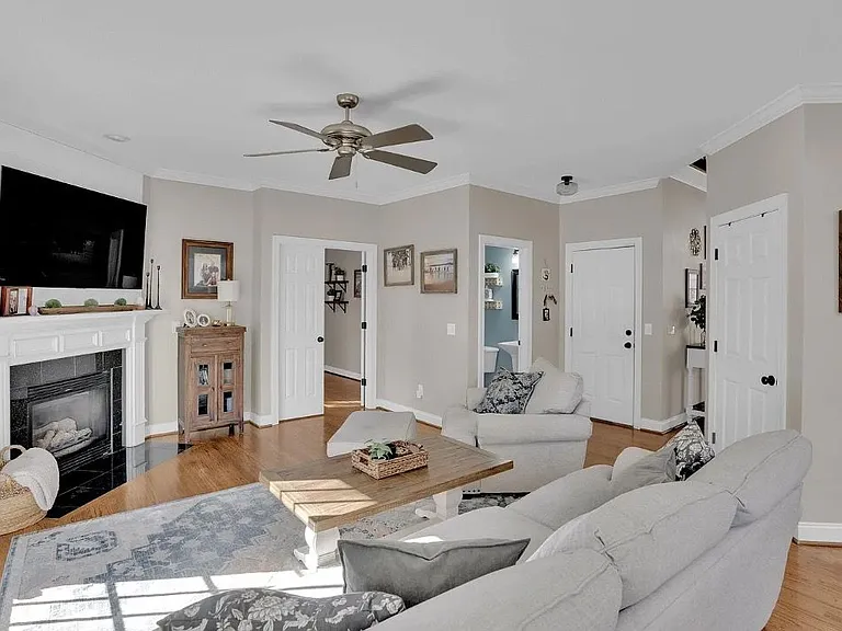 1005 Tarrytown Ln — Photo 13