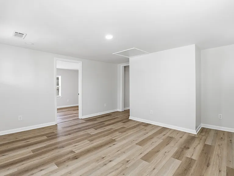1009 W 52nd St — Photo 20