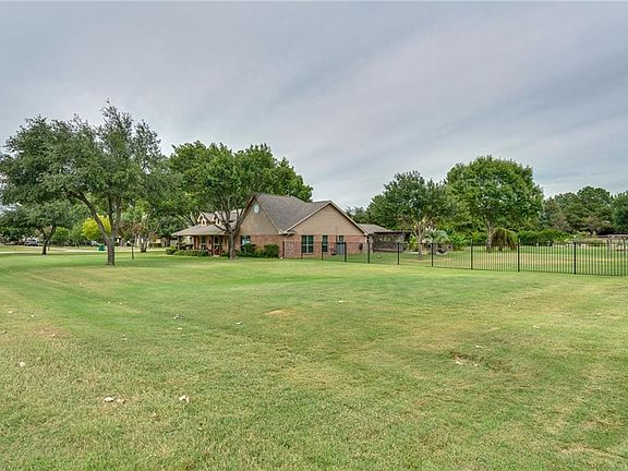 3rd image of 160 Meadow Knoll Dr