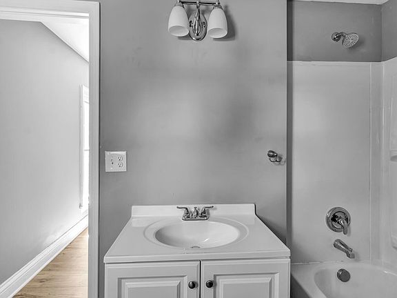 5th image of 305 Parkdale Ave #2