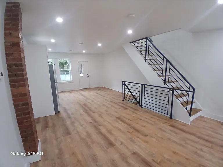 537 E Mayland St — Photo 6