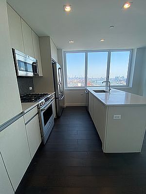 3rd image of 309 Gold St APT 30D