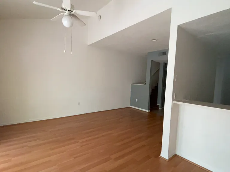 4700 SW Archer Rd #D-30 — Photo 8