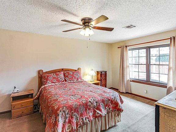 3rd image of 818 W Hartwood Ave