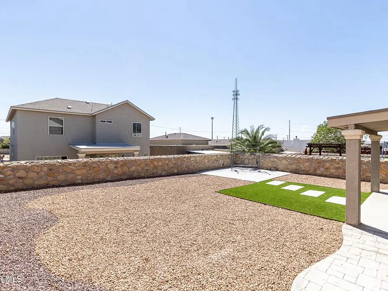 424 Sonaran Ct — Photo 17